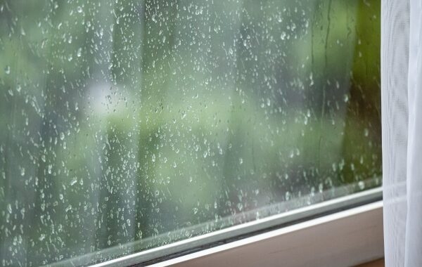雨の日の窓