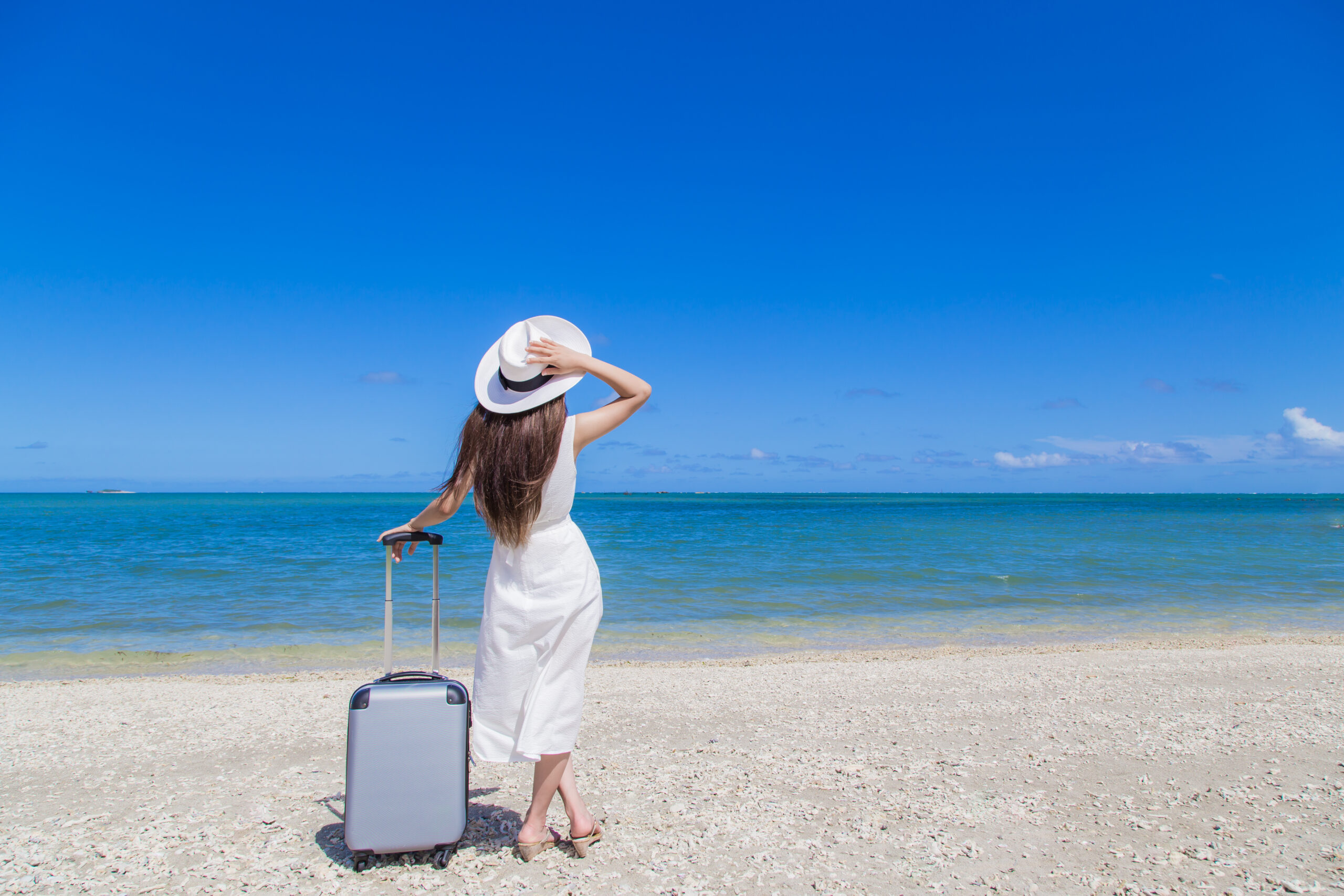 沖縄を旅行する女性